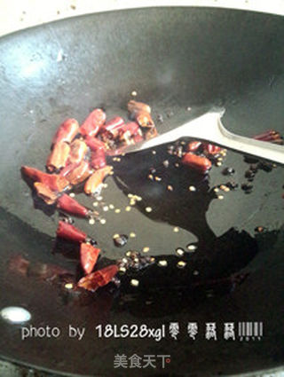 自制美味零食：麻辣花生的做法步骤：6