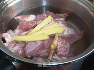 山药胡萝卜羊肉汤的做法步骤:2