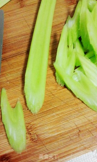 西芹炒百合的做法步骤:4