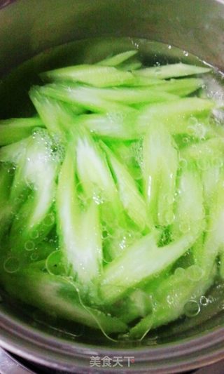 西芹炒百合的做法步骤:5