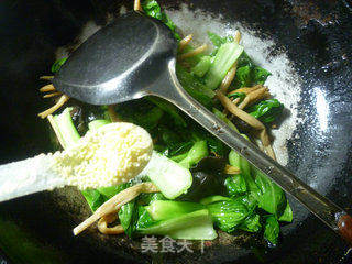 黑木耳黄花菜炒菜心的做法步骤：7