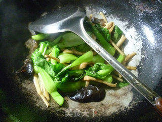 黑木耳黄花菜炒菜心的做法步骤：8