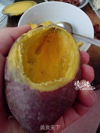 【红薯也可以华丽丽的活着】蛋香咸肉烤红薯的做法步骤:4