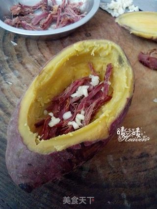 【红薯也可以华丽丽的活着】蛋香咸肉烤红薯的做法步骤:5