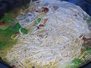 滑子菇鸡汤面的做法步骤:7