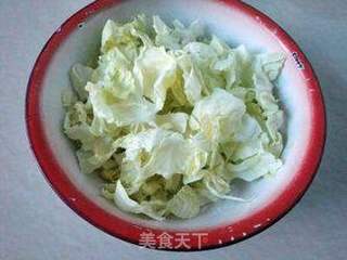 腊肠炒手撕包菜的做法步骤:2