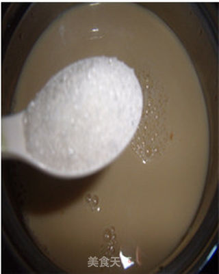 手捧芳香醇厚的【自制香浓丝滑奶茶】,那份温暖随着手指慢慢流入全身的做法步骤:5