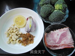 西兰花腰果沙拉的做法步骤：1