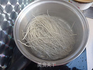 白菜粉丝煲的做法步骤:2