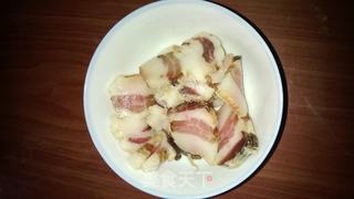 藜蒿炒腊肉的做法步骤:2