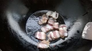 藜蒿炒腊肉的做法步骤:3