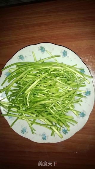 藜蒿炒腊肉的做法步骤：1