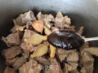 红酒烩牛腩饭的做法步骤：2