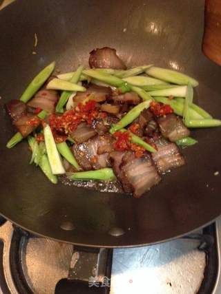 年味湘菜——青蒜炒腊肉的做法步骤:5
