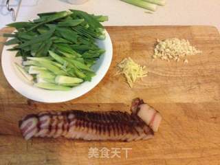 年味湘菜——青蒜炒腊肉的做法步骤:2