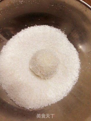 蛋白不浪费----蛋白椰蓉球的做法步骤:6