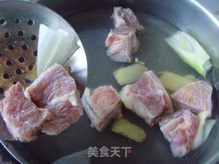 补气暖身---参芪羊肉汤的做法步骤:2
