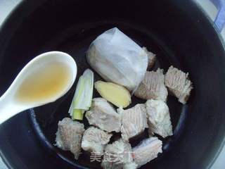 补气暖身---参芪羊肉汤的做法步骤:3