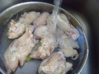 清爽弹滑---蹄花冻的做法步骤:2