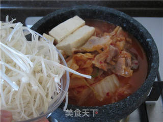 韩式石锅泡菜汤的做法步骤:7