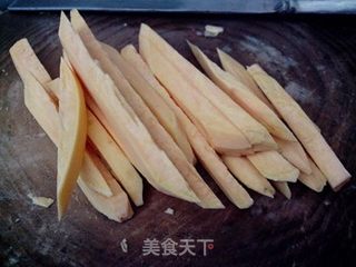 【吧唧吧唧的健康磨嘴小零食】自制黑椒红薯条的做法步骤：2