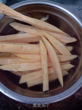 【吧唧吧唧的健康磨嘴小零食】自制黑椒红薯条的做法步骤:3