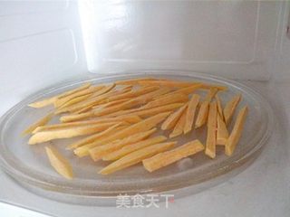 【吧唧吧唧的健康磨嘴小零食】自制黑椒红薯条的做法步骤：4