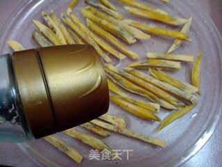 【吧唧吧唧的健康磨嘴小零食】自制黑椒红薯条的做法步骤：5