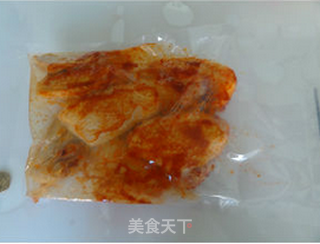 小窍门腌鸡翅更入味——奥尔良烤鸡翅的做法步骤:3