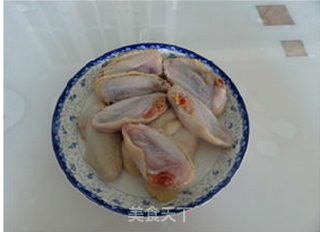 小窍门腌鸡翅更入味——奥尔良烤鸡翅的做法步骤:2