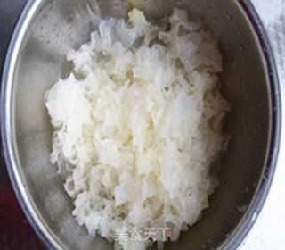 桂花红枣银耳雪梨汤的做法步骤:2
