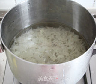 桂花红枣银耳雪梨汤的做法步骤:3