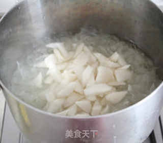 桂花红枣银耳雪梨汤的做法步骤:5