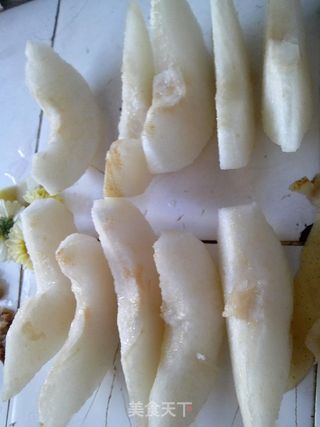 菊花红枣枸杞炖雪梨的做法步骤:3