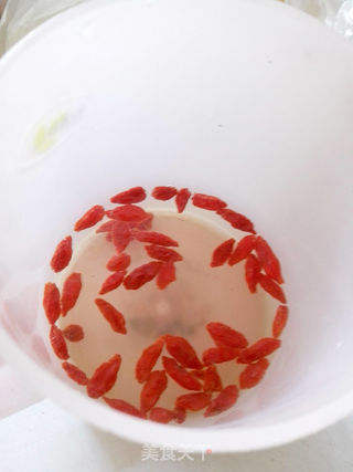 菊花红枣枸杞炖雪梨的做法步骤:4