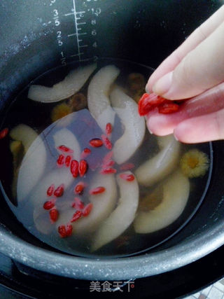 菊花红枣枸杞炖雪梨的做法步骤:6
