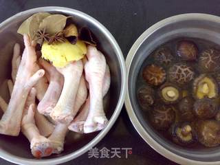 香菇焖鸡爪的做法步骤：1