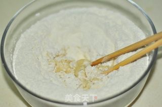 金枪鱼披萨的做法步骤:11