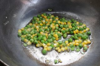 只因为妳喜欢——双豆炒饭的做法步骤:6
