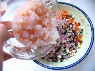 咬一口,满口香——三鲜虾仁水饺的做法步骤:4