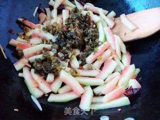 水腌菜炒西瓜皮的做法步骤:7