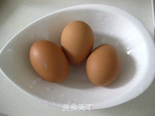 甜蜜传统菜---拔丝鸡蛋的做法步骤：1
