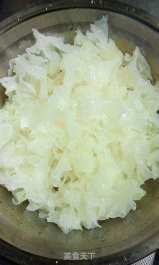 【银耳百合雪梨羹】美容养颜又清肺的做法步骤:2