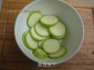 煎西葫芦的做法步骤:2