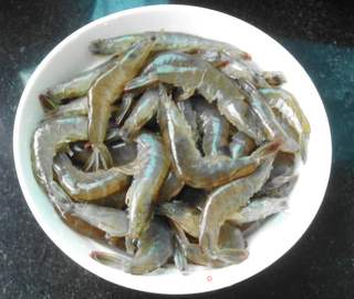 油润辣爆虾的做法步骤：2