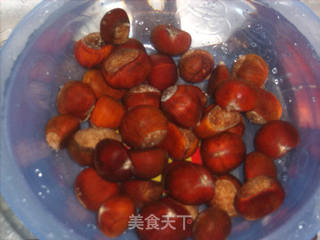 微波炉板栗的做法步骤：2