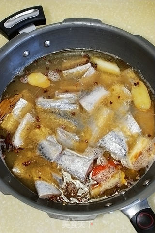老少皆宜鲜美骨酥的带鱼罐头的做法步骤：5