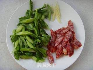 清淡爽脆---芥蓝炒广式香肠的做法步骤:2