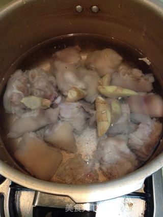周末宴客菜——剁椒猪蹄的做法步骤:2