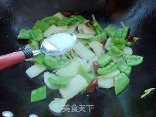 地瓜炒荷兰豆的做法步骤:6